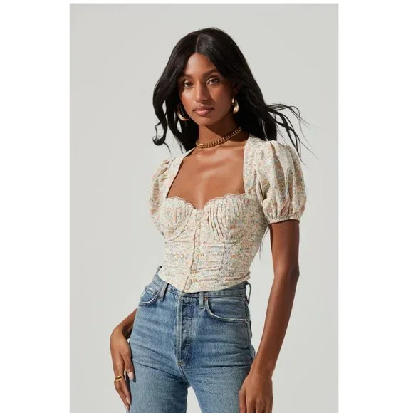 ASTR CUPPED FLORAL SHORT PUFF SLEEVE HOOK AND EYE TOP - Picture 3 of 5